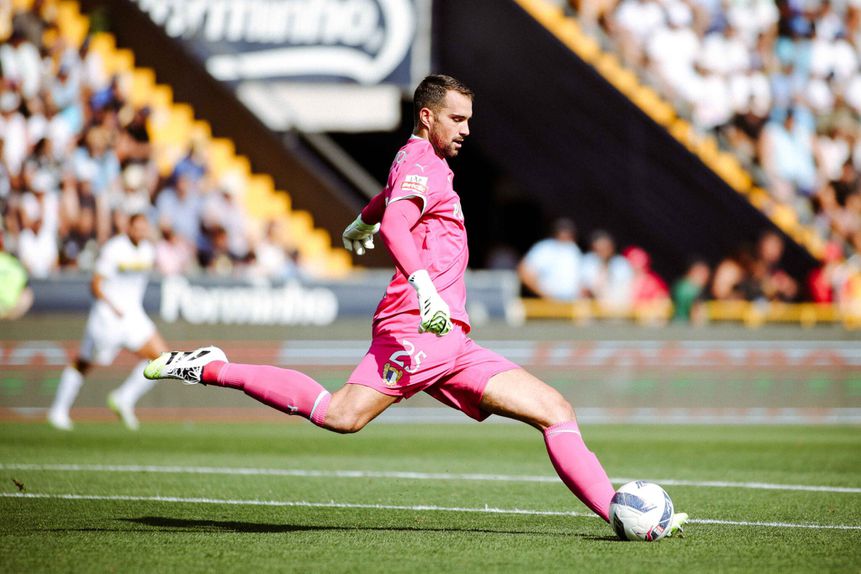 Dono da baliza do conjunto minhoto recebeu distinção de enorme relevo (Foto: Famalicão)