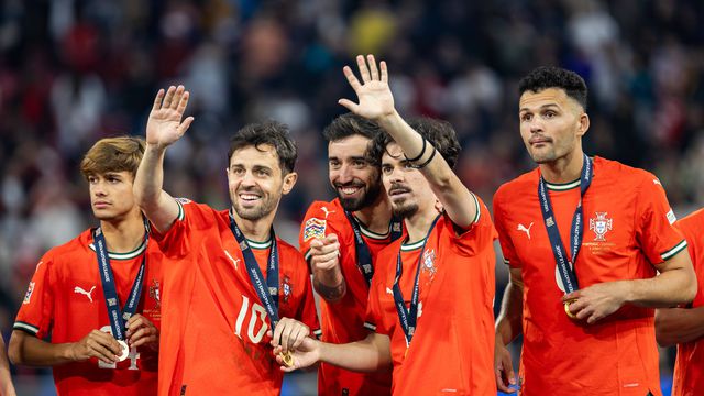 Vitinha ao lado de Bruno Fernandes, Bernardo Silva, Gonçalo Ramos e Rodrigo Mora