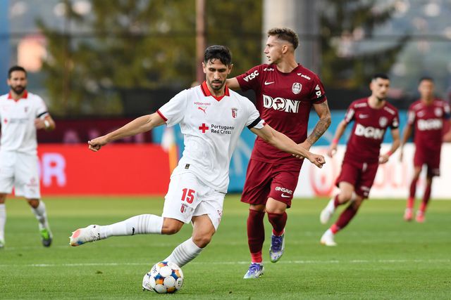 Internacional português deve manter-se no onze, agora com um novo companheiro ao lado (Foto: IMAGO)