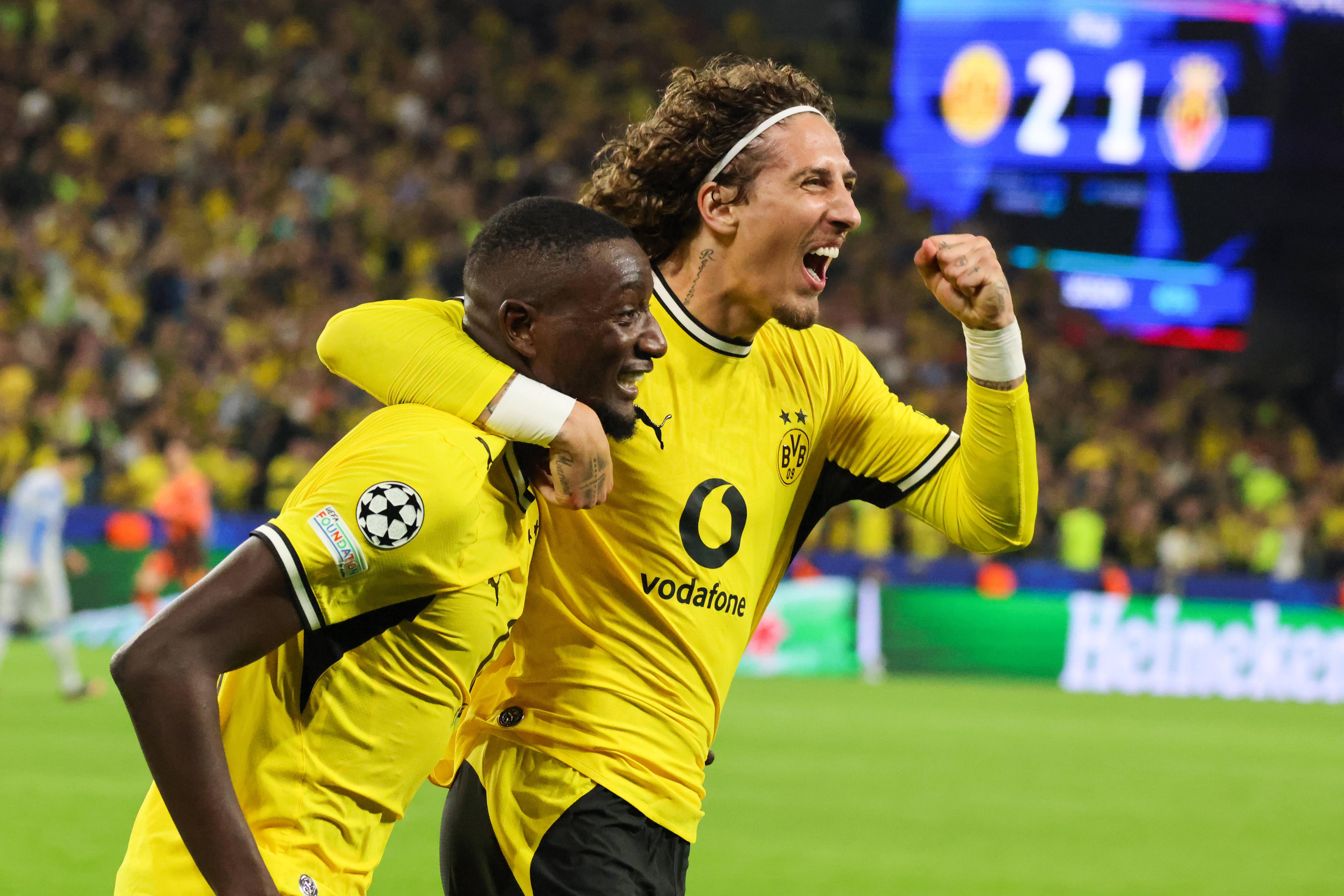 Fábio Silva a festejar o 2-1 de Guirassy, assistido por si