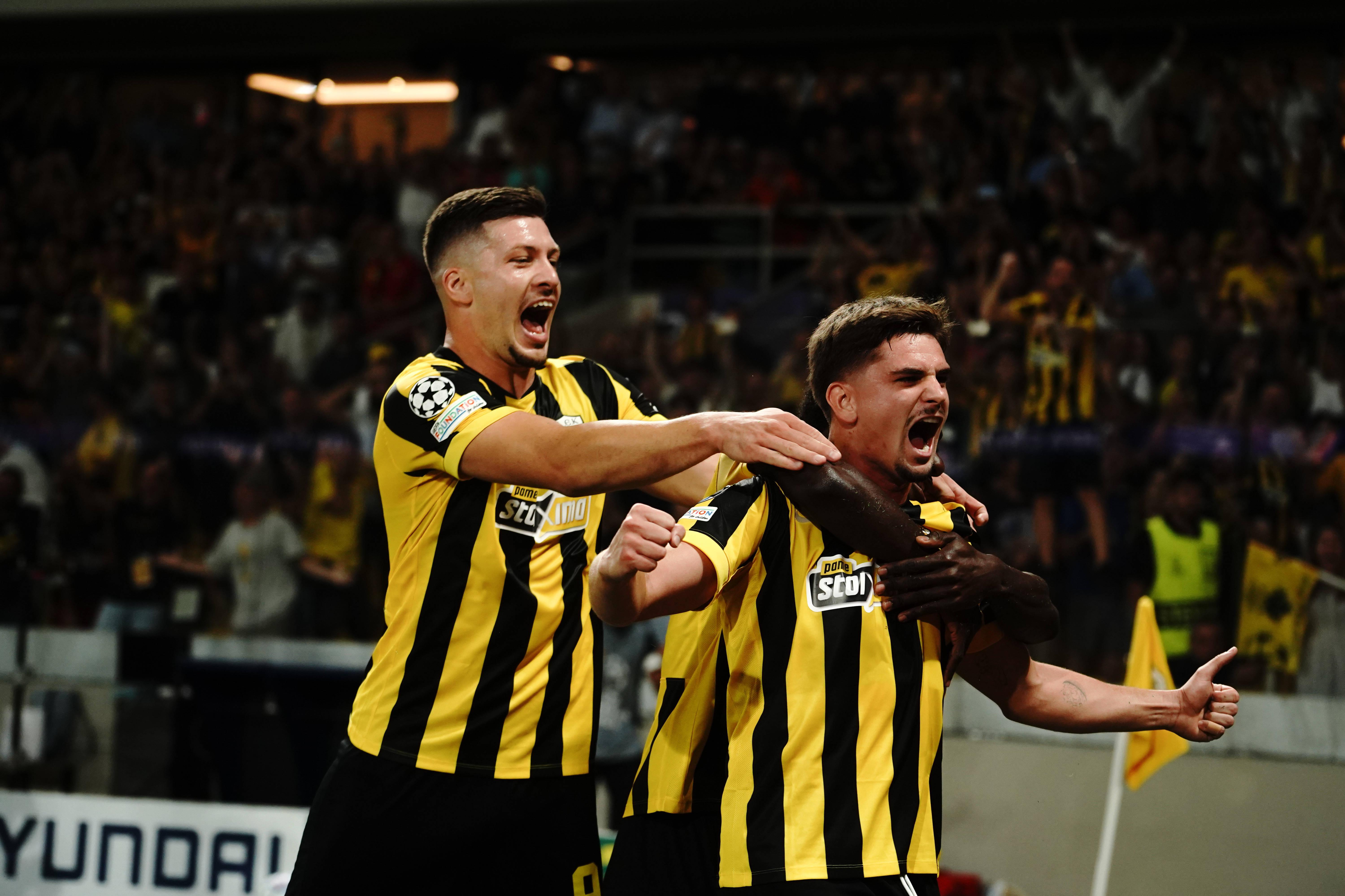 Luka Jovic, ex-Benfica, a festejar o golaço de Razvan Marin