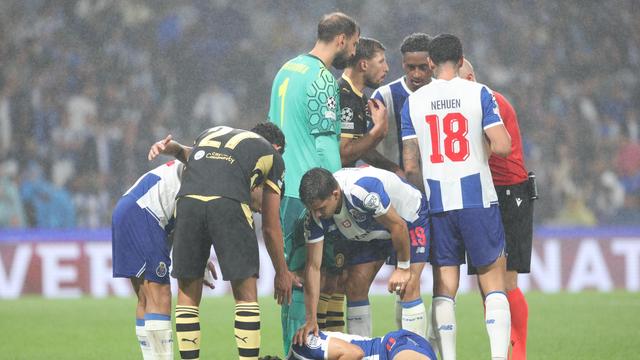 Pepê no chão no FC Porto-Manchester City - Foto: Catarina Morais/Kapta +