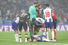 Pepê no chão no FC Porto-Manchester City - Foto: Catarina Morais/Kapta +