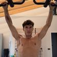 A foto que Marc Márquez publicou nas redes sociais exibindo as marcas de lesão no ombro/braço direitos (D.R.)