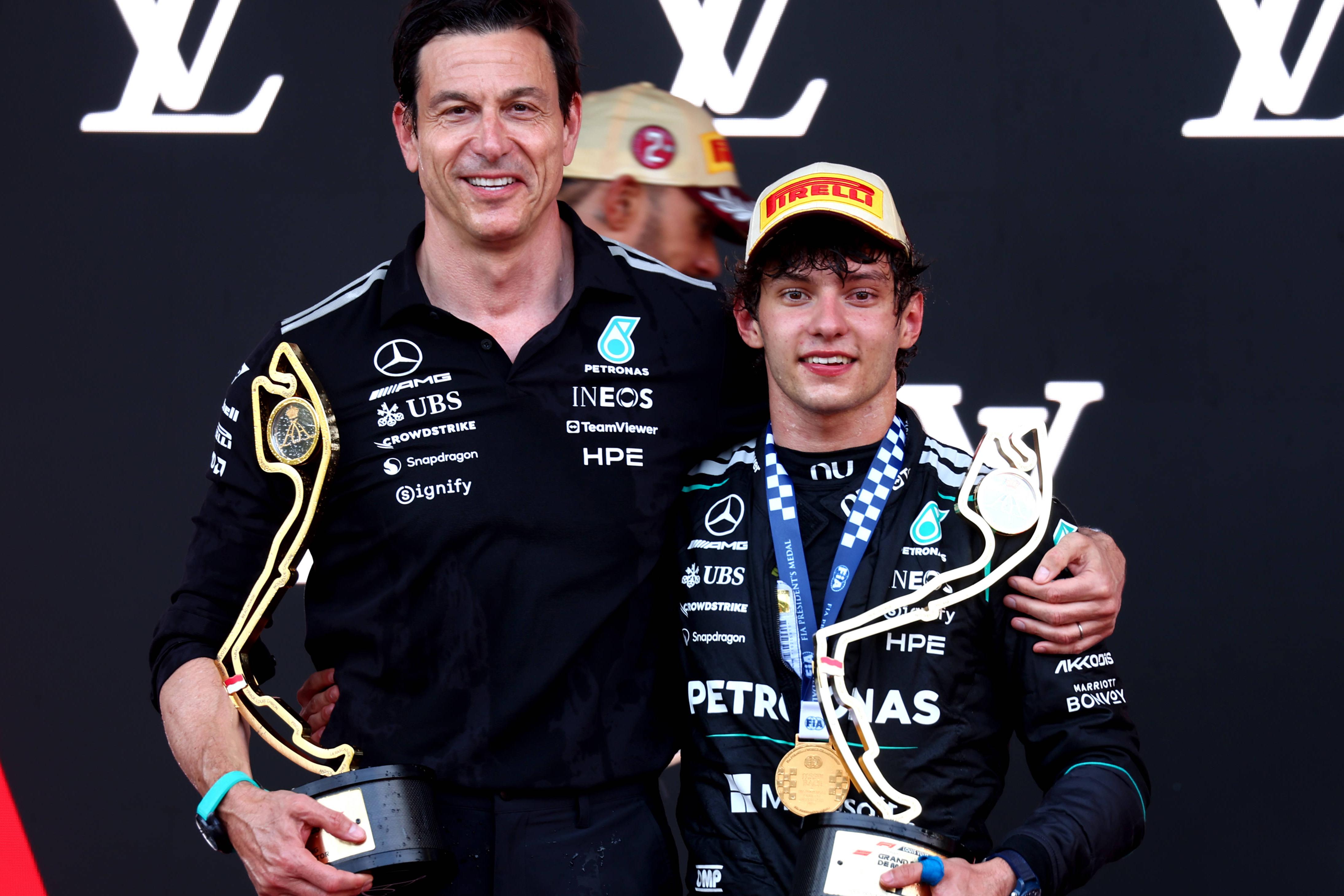 Toto Wolff e Kimi Antonelli no pódio, uma imagem que se tem repetido em 2026    Fotografia Imago