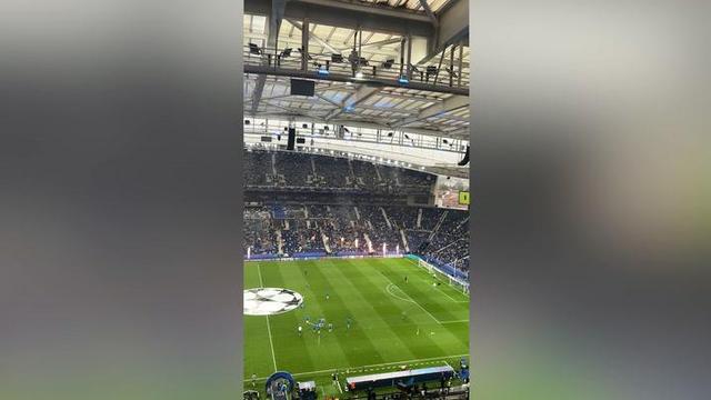 Assobios para o City e aplausos para o FC Porto: equipas já aquecem
