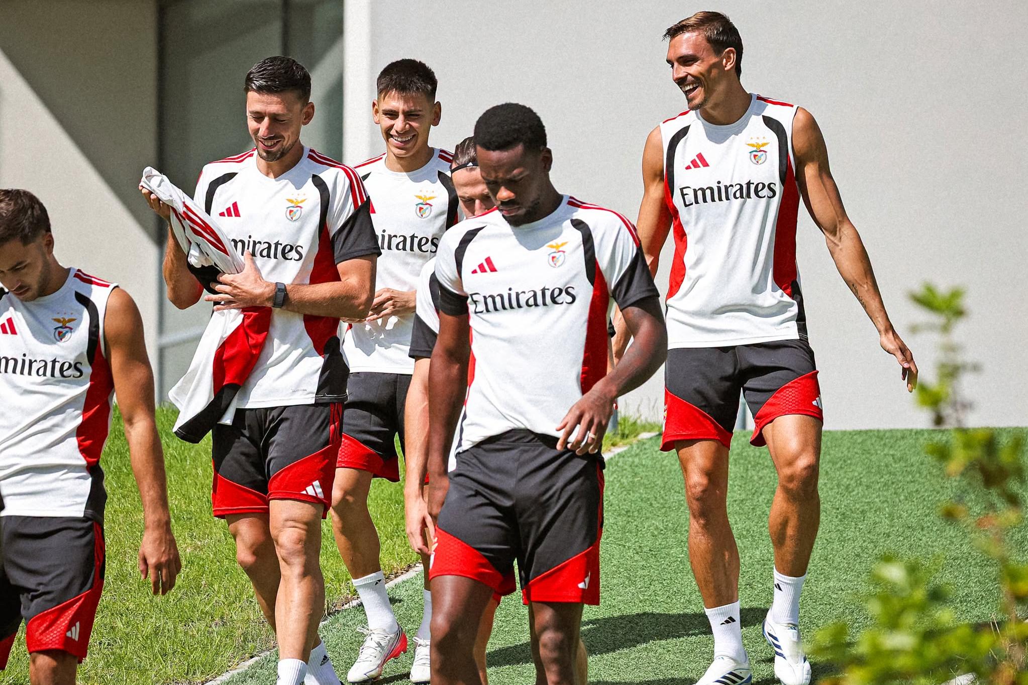 Plantel do Benfica antes de treino no campus do Seixal (foto: SL Benfica)