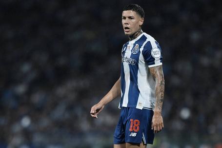 Nehuén Pérez, central do FC Porto, está lesionado.