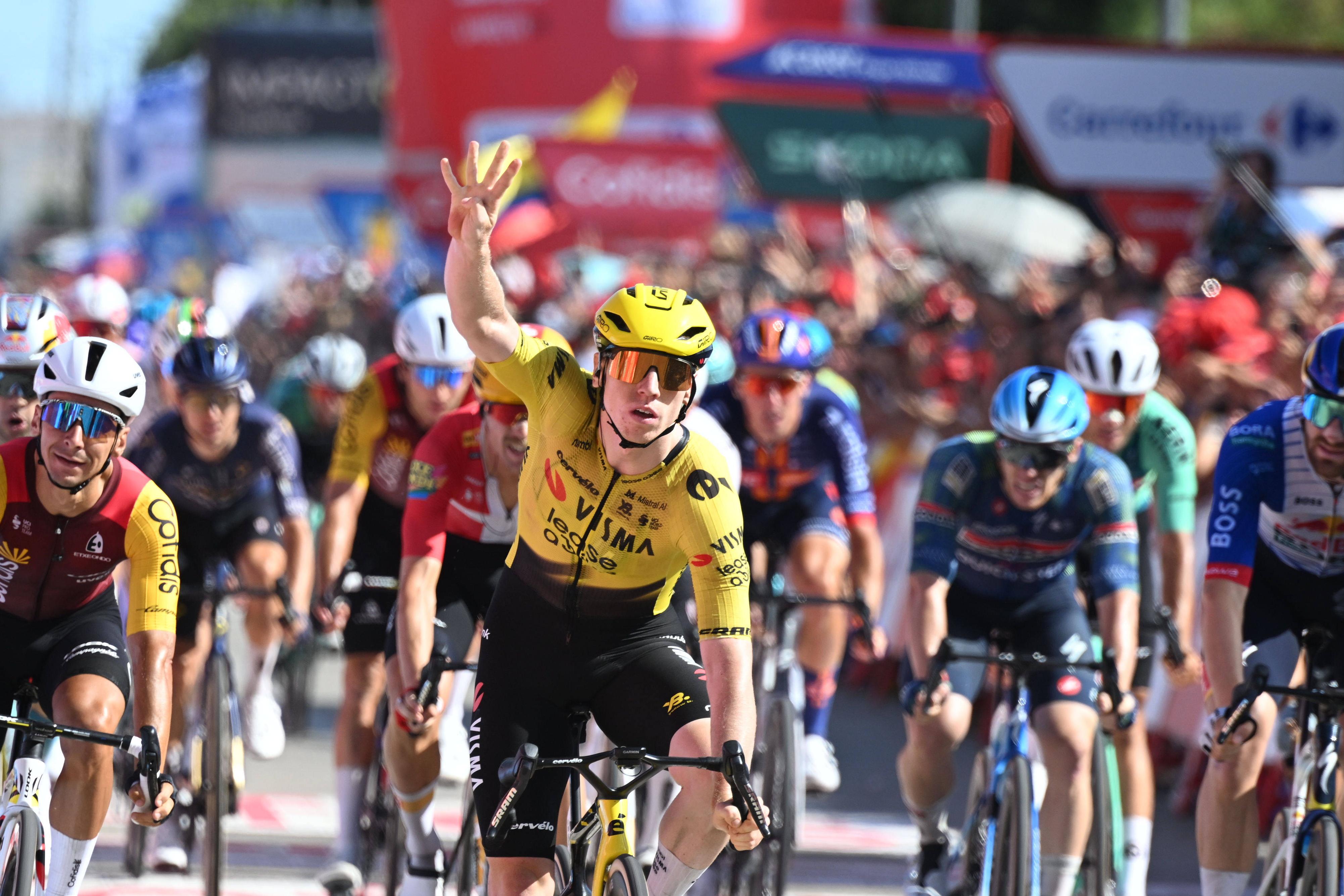 Matthew Brennan (Visma) celebra a quarta vitória na Vuelta 2026