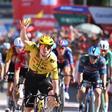 Matthew Brennan (Visma) celebra a quarta vitória na Vuelta 2026