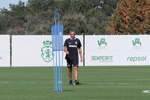 Rui Borges ministrou mais uma sessão de treino - Foto: A BOLA