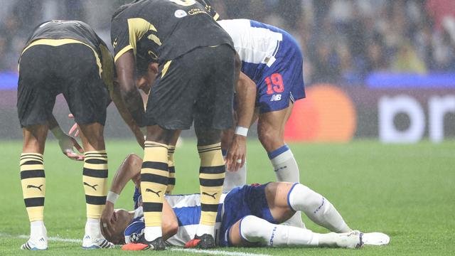 Veiga no chão no FC Porto-Manchester City - Foto: Catarina Morais/Kapta +