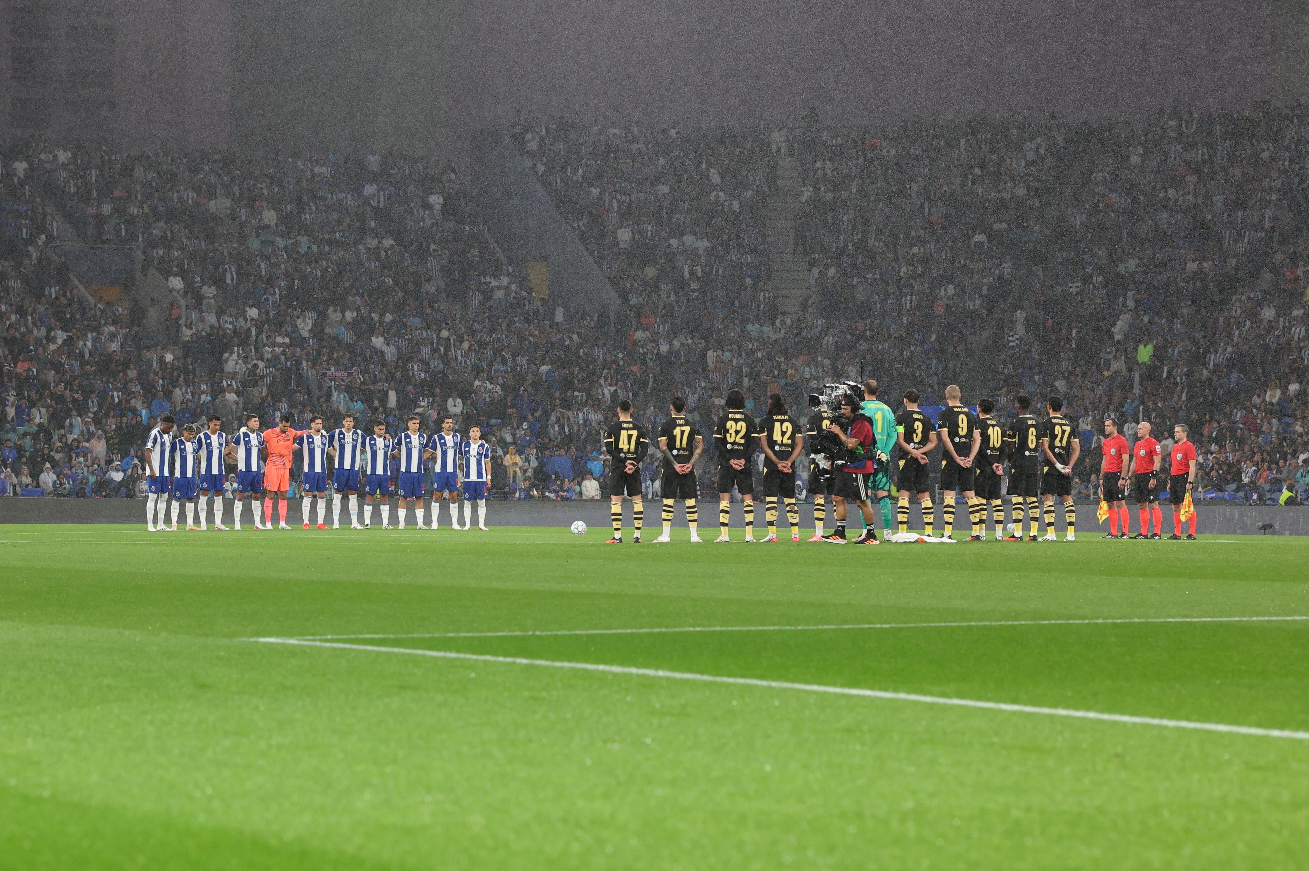 Minuto de silêncio no FC Porto-Manchester City - Foto: Catarina Morais/Kapta +