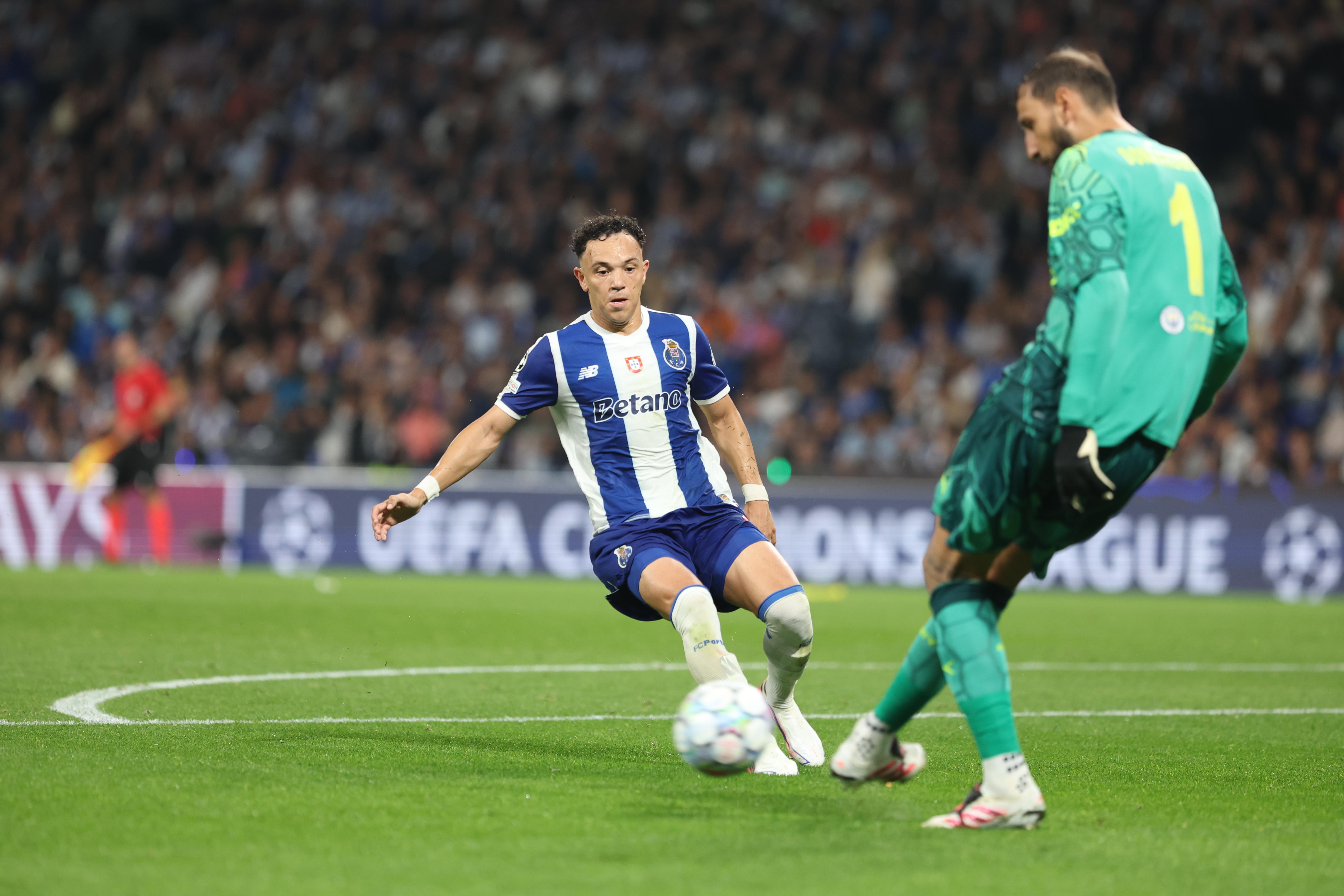 Pepê a pressionar Donnarumma no FC Porto-Manchester City - Foto: Catarina Morais/Kapta +