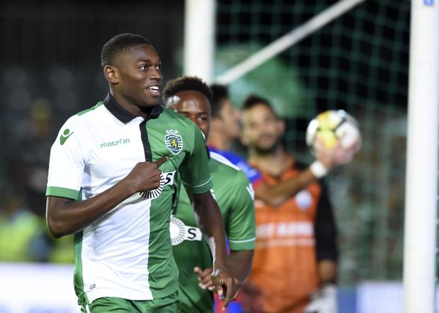 Rafael Leão a festejar o primeiro golo enquanto sénior, diante do Oleiros, na 3.ª eliminatória da Taça de Portugal - Foto: A BOLA