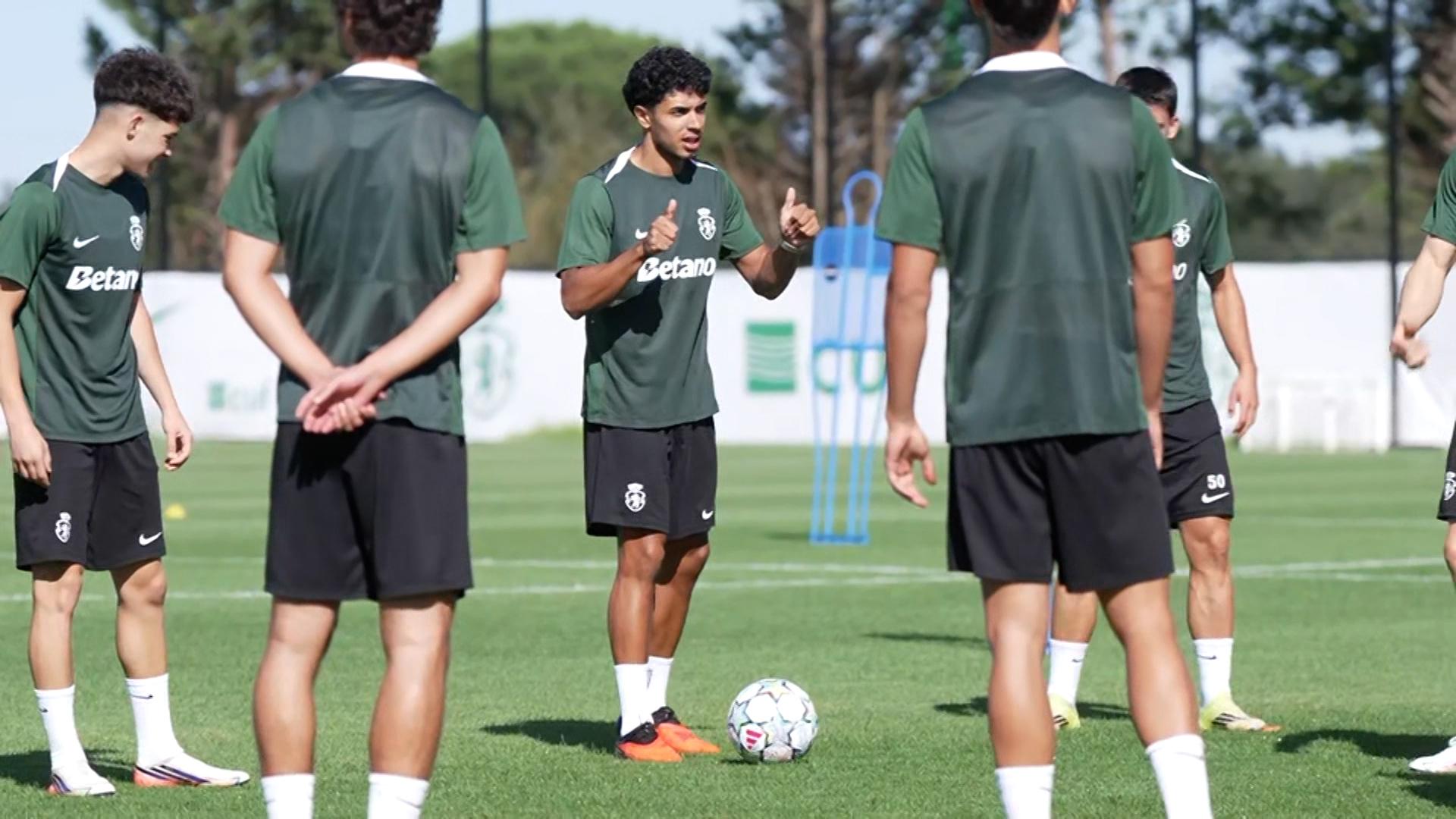 João Simões a treinar com o resto da equipa do Sporting. Foto: A BOLA