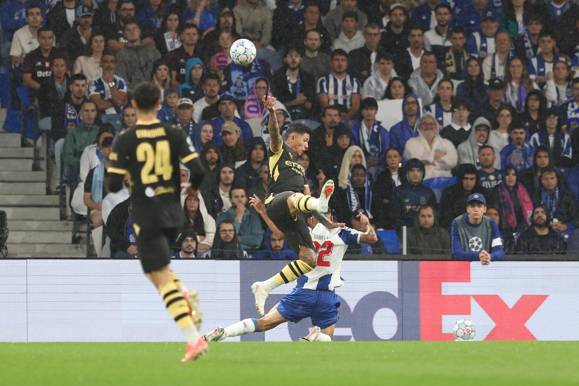 Enzo contra Varela no FC Porto-Manchester City - Foto: Catarina Morais/Kapta +