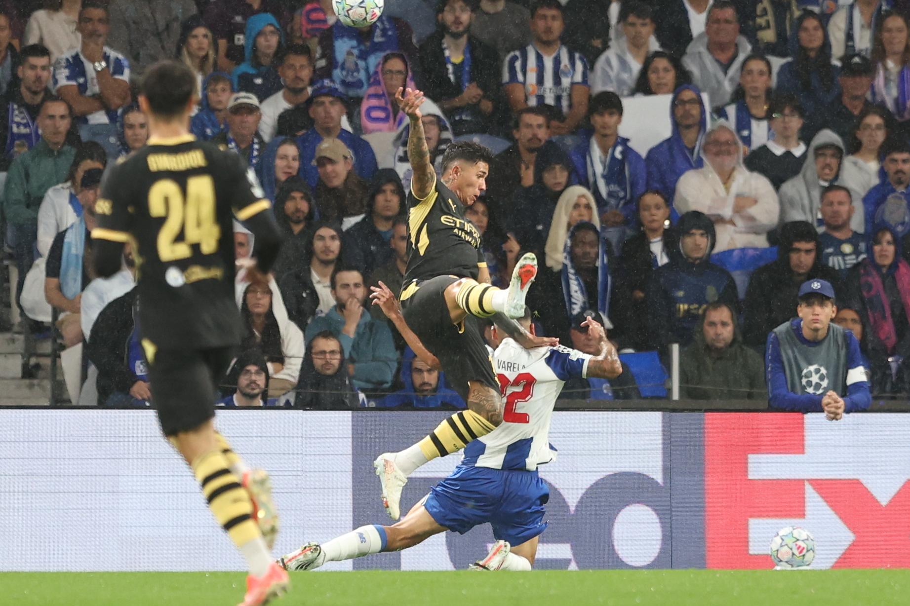 Enzo contra Varela no FC Porto-Manchester City - Foto: Catarina Morais/Kapta +