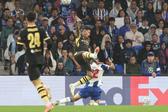 Enzo contra Varela no FC Porto-Manchester City - Foto: Catarina Morais/Kapta +