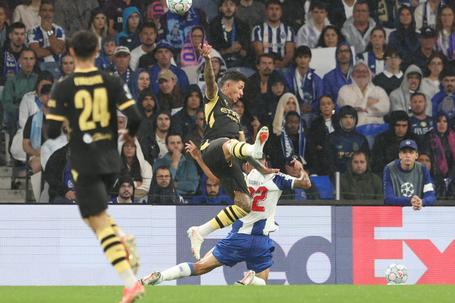 Enzo contra Varela no FC Porto-Manchester City - Foto: Catarina Morais/Kapta +