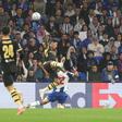 Enzo contra Varela no FC Porto-Manchester City - Foto: Catarina Morais/Kapta +