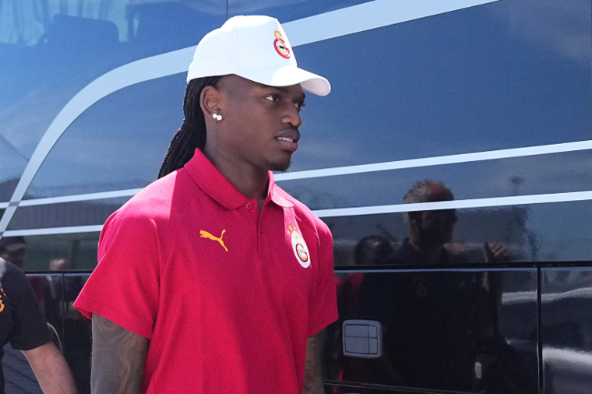 Rafael Leão à chegada a Lisboa, esta terça-feira - Foto: X/Galatasaray