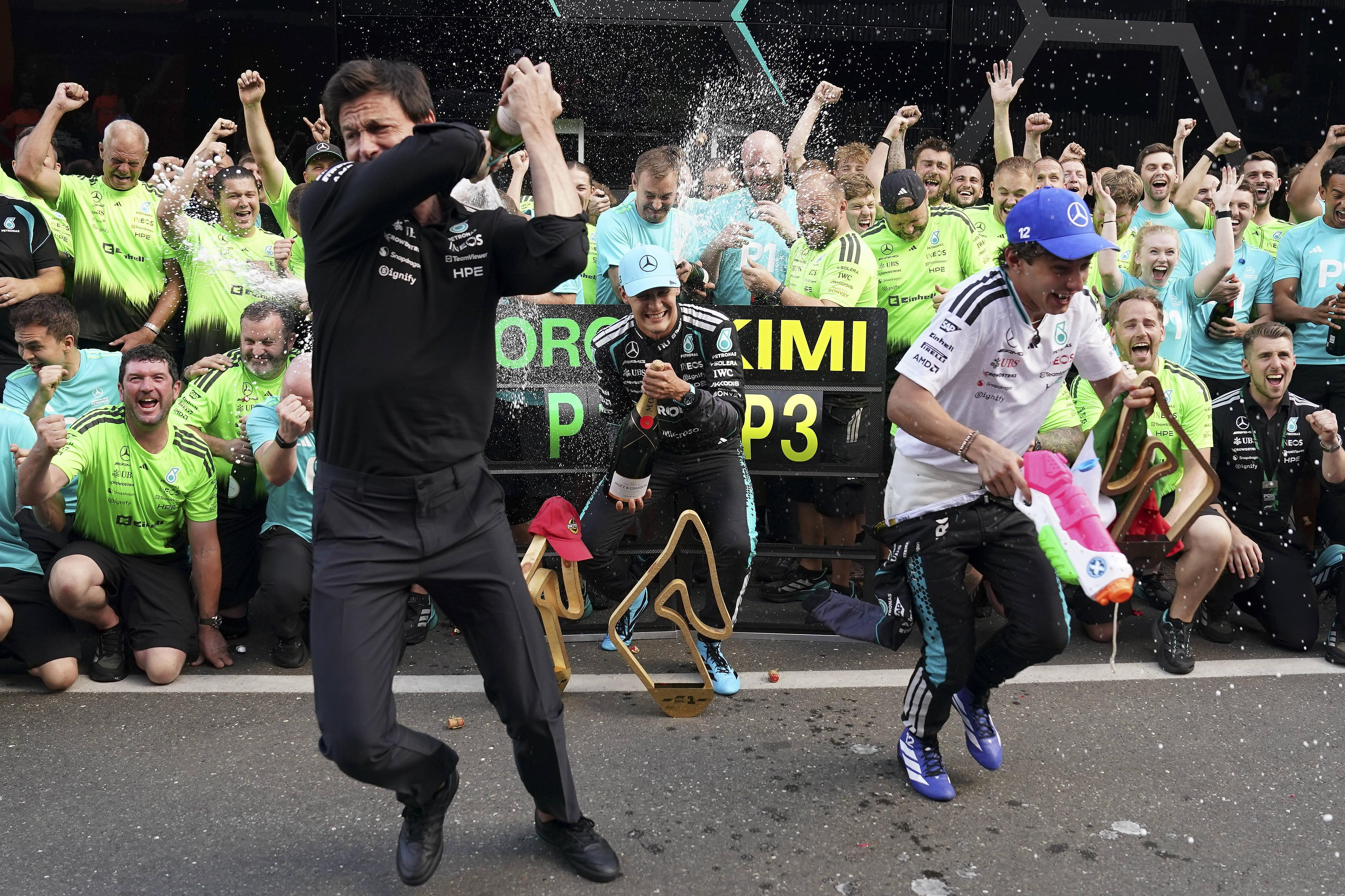 Toto Wolff (à esq. na foto) e Kimi Antonneli em destaque na celebração da 'dobradinha' da Mercedes no GP de Itália