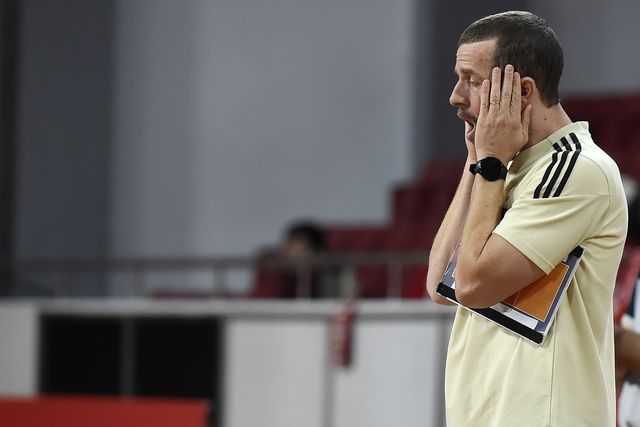 Voleibol: tetracampeão Benfica treme sem cair