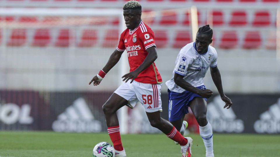 Feirense vence e afunda Benfica B