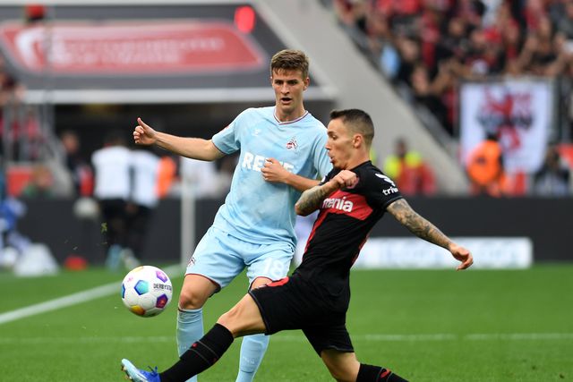 Grimaldo ajuda Leverkusen a manter-se na liderança