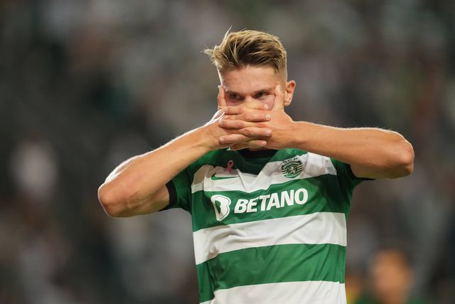 Sporting sobrevive a expulsão e vence Arouca para manter liderança