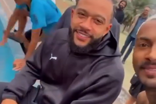 Vídeo: Memphis Depay numa favela? Adeptos nem queriam acreditar