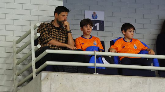 Vítor Bruno assiste ao arranque do FC Porto na Liga dos Campeões