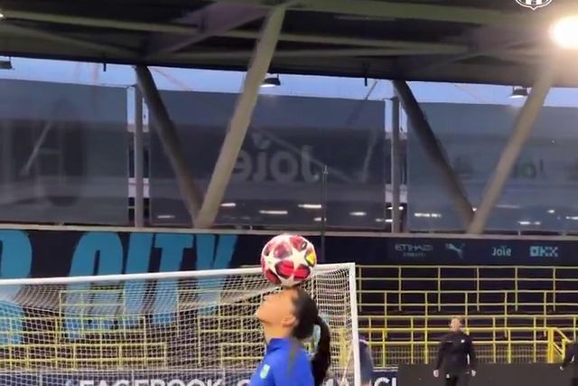 Kika Nazareth em modo Ronaldinho Gaúcho no treino do Barcelona