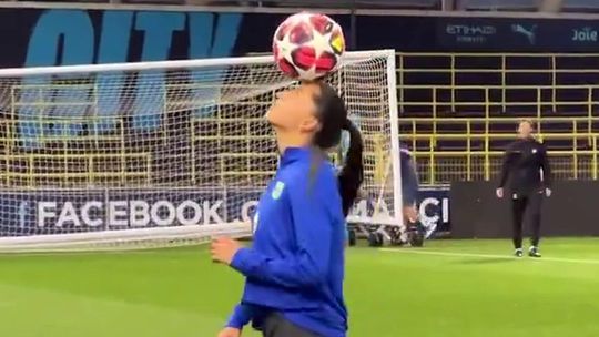 Kika Nazareth em modo Ronaldinho Gaúcho no treino do Barcelona