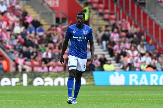 Jogador do Ipswich de fora durante um mês após acidente... a lavar a loiça