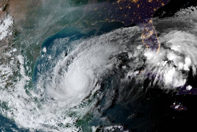 Vídeos: Poderoso furacão Milton leva a fuga em massa na Florida