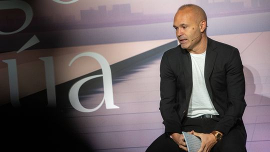 Adeus relvado, olá banco: Iniesta já está a tirar curso de treinador