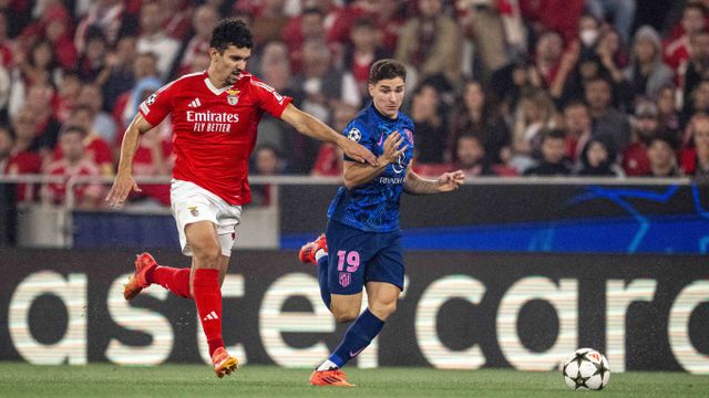 Julián Álvarez tenta fugir a Tomás Araújo no Benfica-Atlético de Madrid da Liga dos Campeões (Imago)