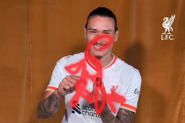 Jogadores foram desafiados a desenhar símbolo do Liverpool e fizeram isto