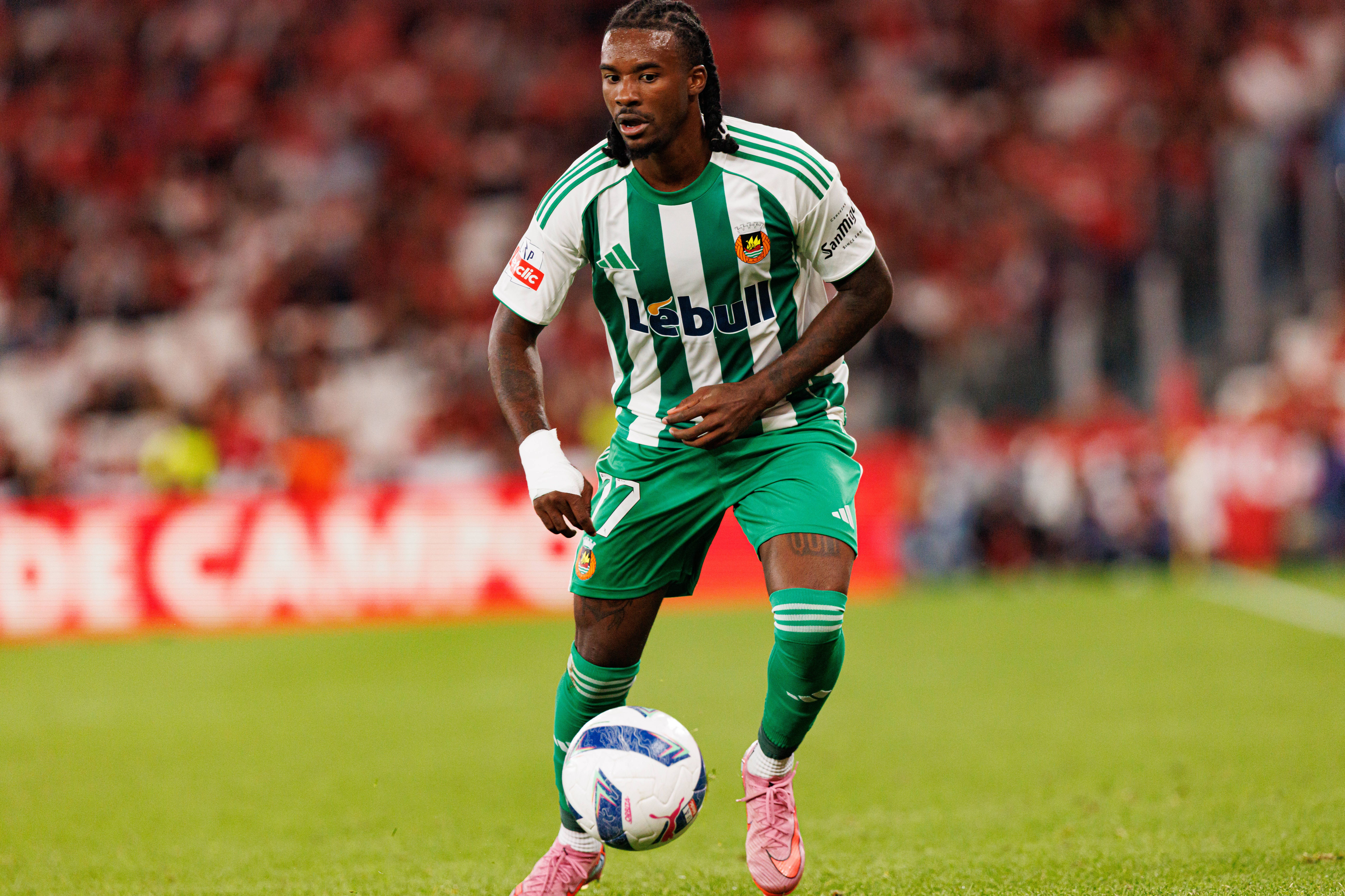 Omar Richards, lateral-esquerdo do Rio Ave