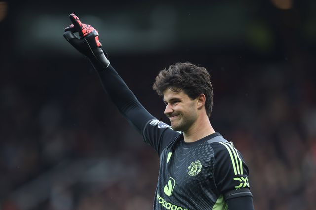 Senne Lammens, guarda-redes do Manchester United, a celebrar a vitória ao Sunderland