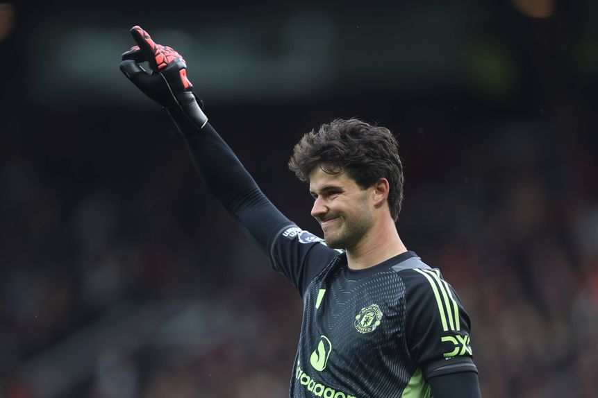 Senne Lammens, guarda-redes do Manchester United, a celebrar a vitória ao Sunderland