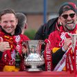 Jurgen Klopp posa junto à Taça da Liga Inglesa e Taça de Inglaterra conquistadas em 2022 - Foto: IMAGO