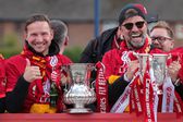 Jurgen Klopp posa junto à Taça da Liga Inglesa e Taça de Inglaterra conquistadas em 2022 - Foto: IMAGO