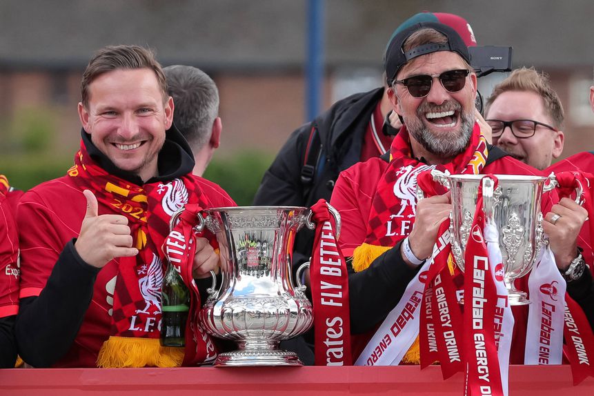 Jurgen Klopp posa junto à Taça da Liga Inglesa e Taça de Inglaterra conquistadas em 2022 - Foto: IMAGO
