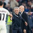 Ibrahimovic a cumprimentar José Mourinho