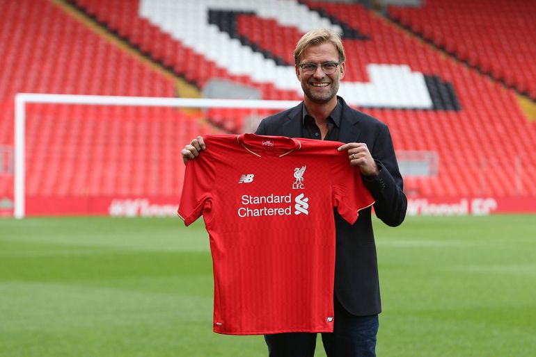 Jurgen Klopp no relvado de Anfield na apresentação como treinador do Liverpool - 9 de outubro de 2015 - Foto: IMAGO