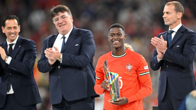 Nuno Mendes tem no presidente da UEFA, Aleksander Ceferin (à sua direita na imagem), um confesso admirador das suas capacidades. Foto: IMAGO