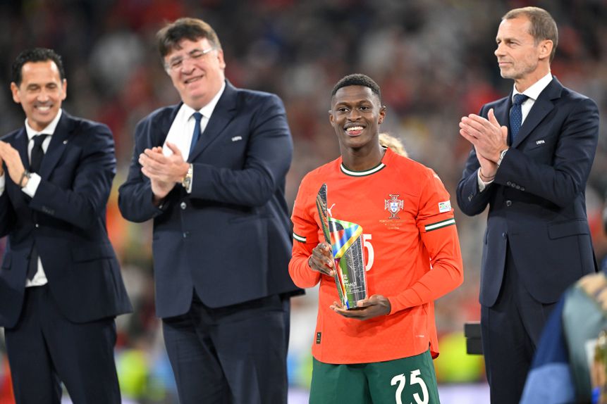 Nuno Mendes tem no presidente da UEFA, Aleksander Ceferin (à sua direita na imagem), um confesso admirador das suas capacidades. Foto: IMAGO